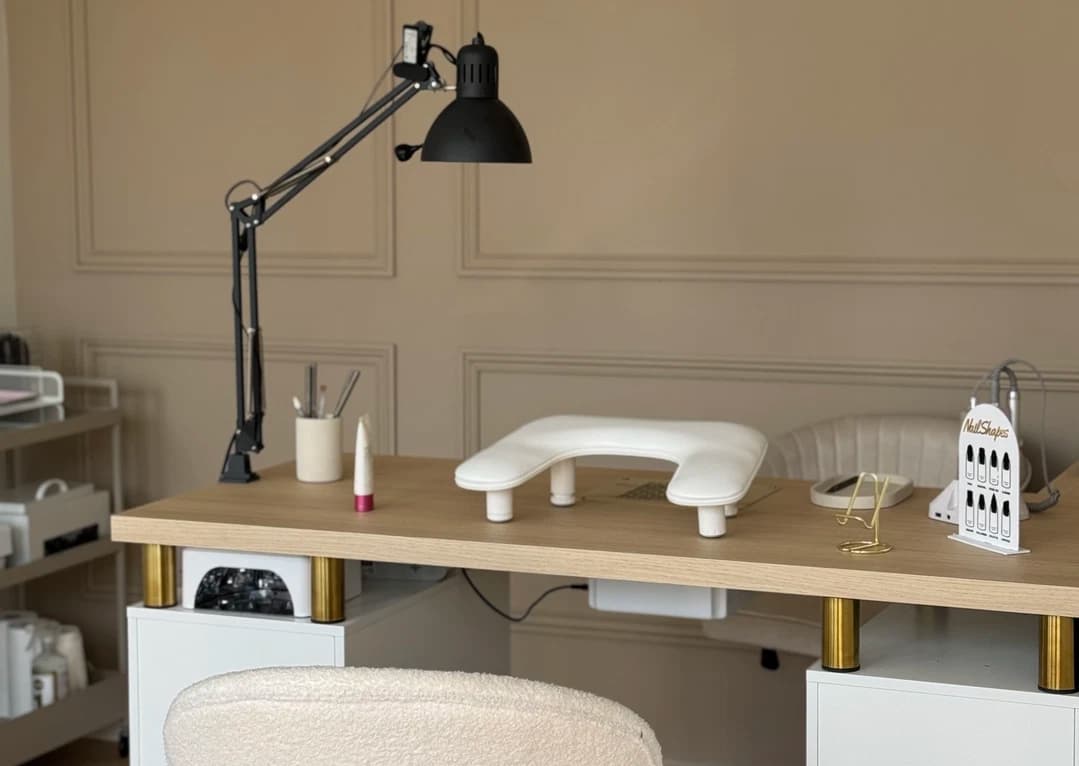 Le poste de manucure du studio : bureau clair, fauteuil et touches de beige