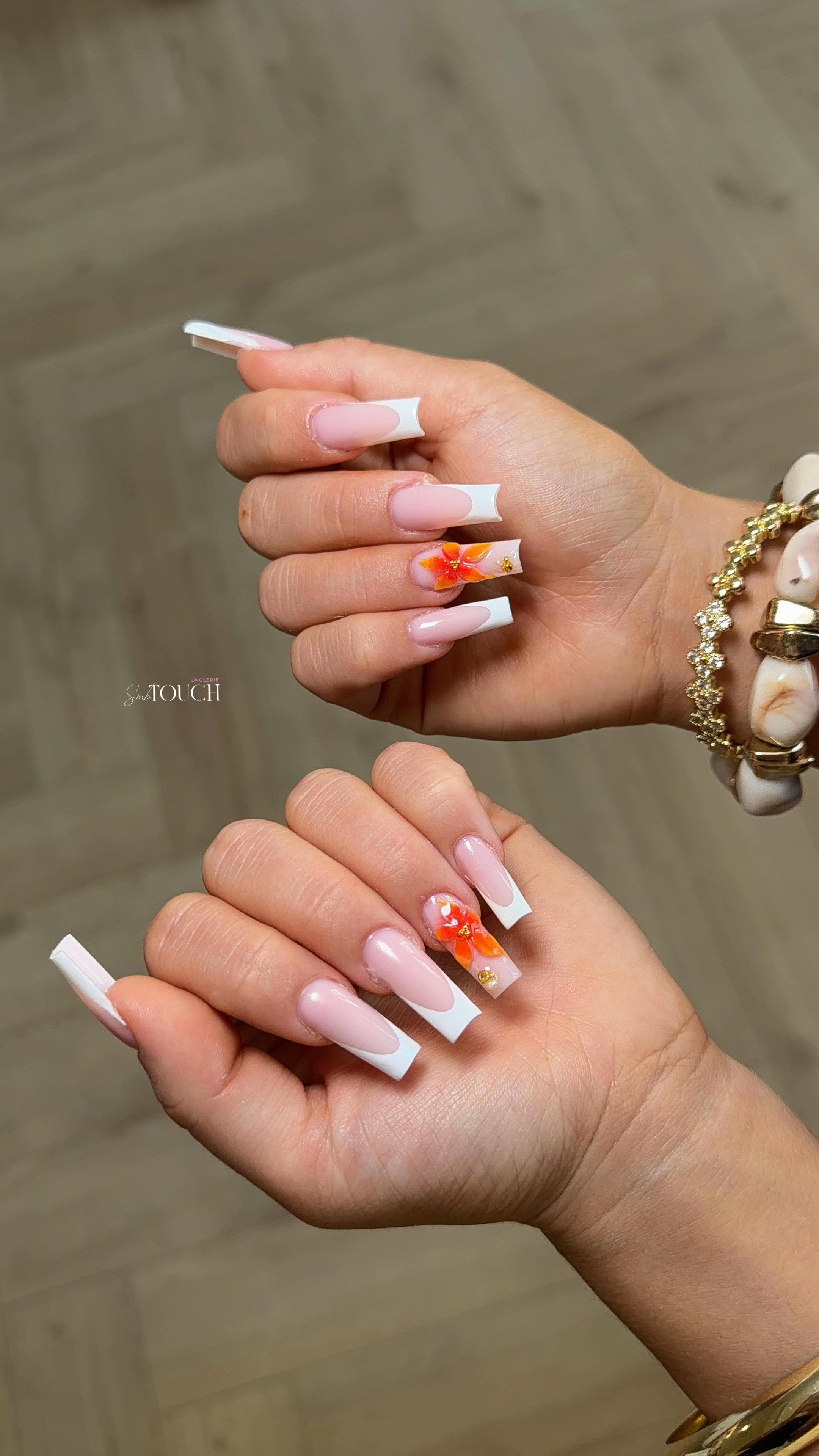 French blanche et fleur exotique