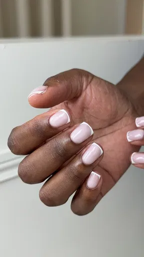 Photo de la prestation Gainage French / couleur ( ongle naturel) chez Smbtouch