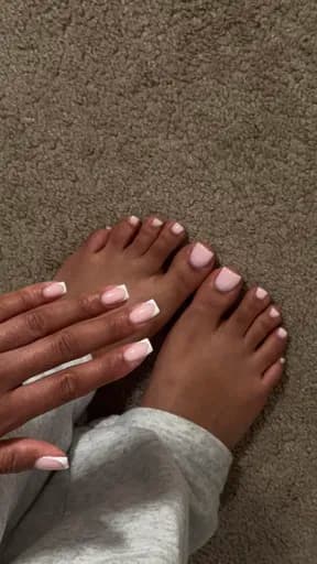 Photo de la prestation Gainage + pédicure French/ couleur chez Smbtouch